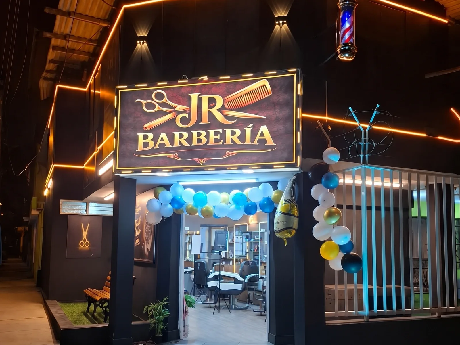Barbería JR — local final implementado e iluminado por Dacor Luna